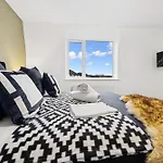 Апартаменты Bude Road Cosy And Modern Retreat Transport Link 4 Bedroom By Altoluxo Short Lets & Serviced Бристоль