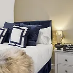 Bude Road Cosy And Modern Retreat Transport Link 4 Bedroom By Altoluxo Short Lets & Serviced Apartment