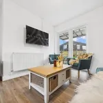 Апартаменты Bude Road Cosy And Modern Retreat Transport Link 4 Bedroom By Altoluxo Short Lets & Serviced Бристоль