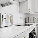 Apartment Bude Road Cosy And Modern Retreat Transport Link 4 Bedroom By Altoluxo Short Lets & Serviced *