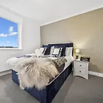 Apartment Bude Road Cosy And Modern Retreat Transport Link 4 Bedroom By Altoluxo Short Lets & Serviced