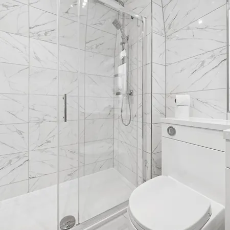 Bude Road Cosy And Modern Retreat Transport Link 4 Bedroom By Altoluxo Short Lets & Serviced Bristol