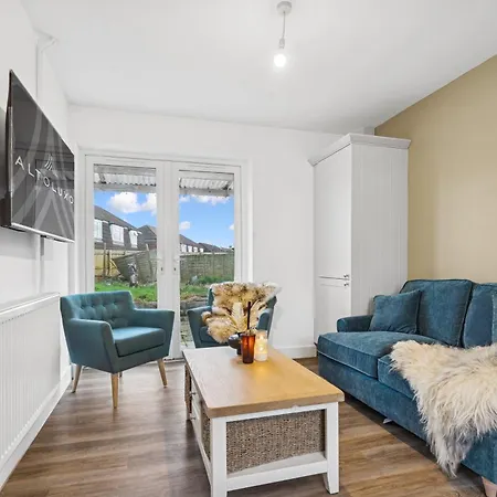 Bude Road Cosy And Modern Retreat Transport Link 4 Bedroom By Altoluxo Short Lets & Serviced Appartement *