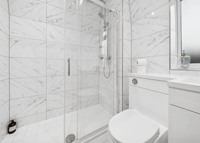 Bude Road Cosy And Modern Retreat Transport Link 4 Bedroom By Altoluxo Short Lets & Serviced Bristol