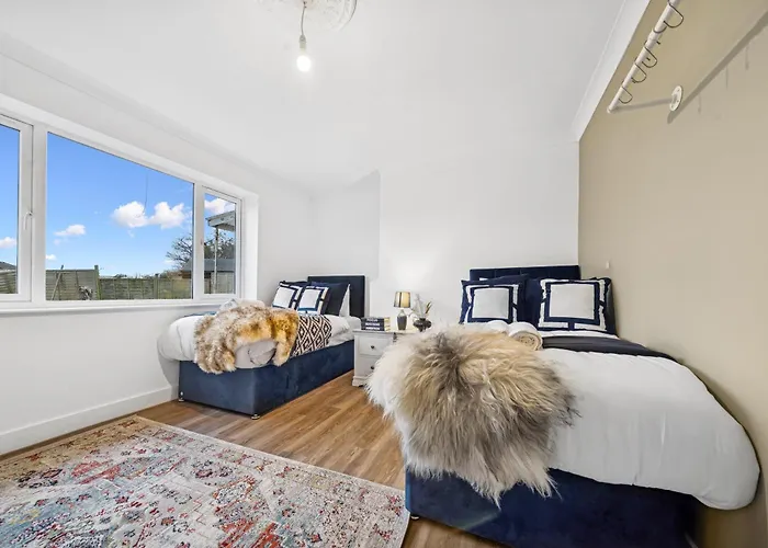 Bude Road Cosy And Modern Retreat Transport Link 4 Bedroom By Altoluxo Short Lets & Serviced *