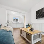 Apartamento Bude Road Cosy And Modern Retreat Transport Link 4 Bedroom By Altoluxo Short Lets & Serviced Bristol