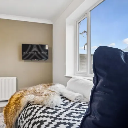 Bude Road Cosy And Modern Retreat Transport Link 4 Bedroom By Altoluxo Short Lets & Serviced Apartment