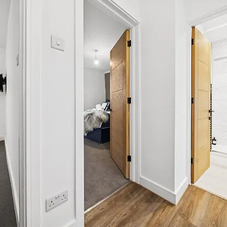 Bude Road Cosy And Modern Retreat Transport Link 4 Bedroom By Altoluxo Short Lets & Serviced Bristol