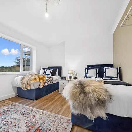 Bude Road Cosy And Modern Retreat Transport Link 4 Bedroom By Altoluxo Short Lets & Serviced *