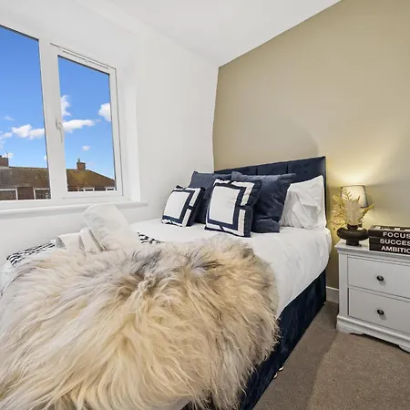 Bude Road Cosy And Modern Retreat Transport Link 4 Bedroom By Altoluxo Short Lets & Serviced Apartment