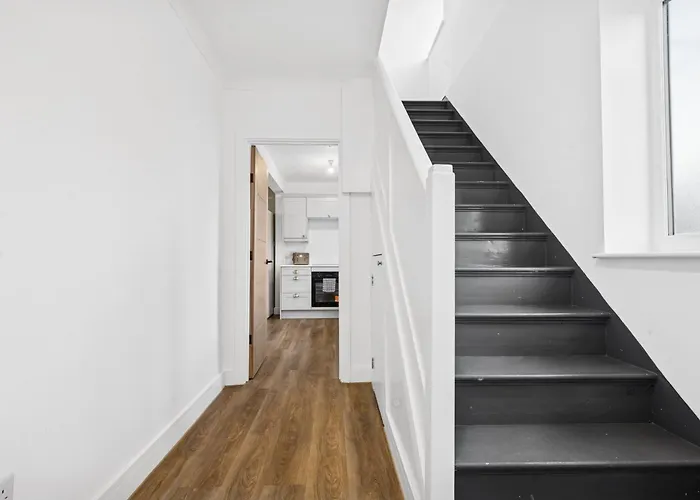 Bude Road Cosy And Modern Retreat Transport Link 4 Bedroom By Altoluxo Short Lets & Serviced